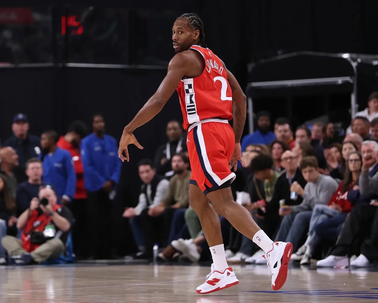 快船 24 亿薪资账单：莱昂纳德场均净赚 80 万，健康成最大变量